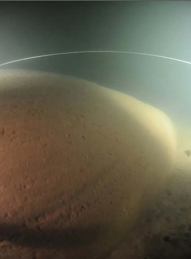 1. Dấu hiệu dị thường trên biển Baltic Một đoàn thủy thủ gồm các thợ lặn người Thụy Điển đã phát hiện ra một vật thể lạ hình đĩa có bán kính lớn nằm dưới đáy biển Baltic. Nó được miêu tả là hình thành trên một cột trụ, bao gồm các cấu trúc xếp thành hình bậc thang dẫn đến một lỗ đen. Không ai có thể giải thích được nguồn gốc của hiện tượng này đến từ đâu?